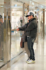 组图：谢霆锋逛超市买厨具全程听女佣指点