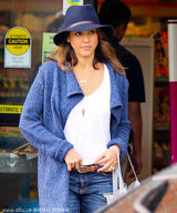 组图：阿尔芭时尚出街 宽边帽配破洞牛仔裤