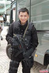 组图：新剧《飞虎II》开工 马德钟拍戏不忘耍帅