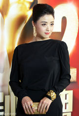 组图：蒋欣亮相国剧盛典黑色长裙秀裸背