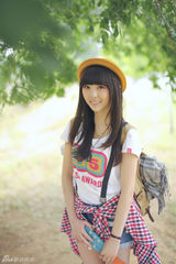 组图：童可可单曲宣传照曝光 变身清纯背包客