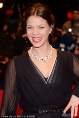 组图：女星杰西卡-施瓦茨黑色纱裙亮相