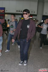 组图：黎明墨镜亮相 冷淡回应郭富城分手事