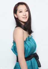 组图：秦子越拍夏日写真 蓝色裙装清爽婀娜