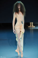 组图：荷兰芭蕾舞团时尚走秀 复古鬼魅感有趣