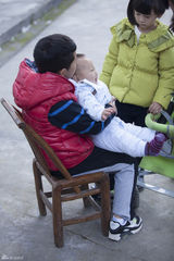 组图：《爸爸》萌娃当家照顾宝宝 kimi意外落水