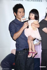 组图：曹格一家四口做公益 欲追生第三胎