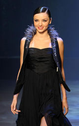 幻灯图集：布鲁姆女友米兰达性感新装秀