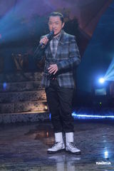 组图：《劲歌金曲》录影 阿娇(钟欣桐)出席郑欣宜落泪