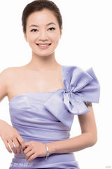 幻灯图集：阿雅写真大秀美丽肌肤 浓妆淡抹两相宜