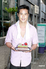 组图：郑嘉颖生日“坠楼” 女友佘施曼贴心送祝福 