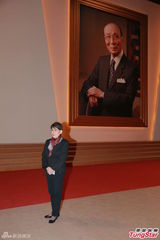 组图：方逸华跪拜邵逸夫 刘德华张学友致祭