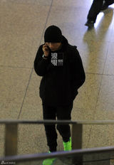 组图：文章独自回京电话不断 一袭黑衣表情神秘