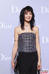 组图：钟楚红张曼玉同台亮相 全智贤露香肩