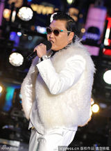 组图：鸟叔跳马舞纽约跨年 小天后泰勒卡莉献唱