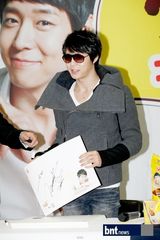 组图：JYJ朴有天代言方便面破销售纪录 举行签名会