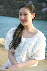 组图：赵柯春日写真  展现完美微笑