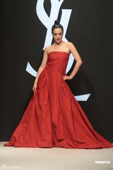 组图：钟丽缇台湾走秀 性感豹纹洋装搭配红唇