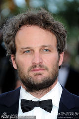 组图：《无法无天》戛纳首映 查斯坦米娅双姝竞艳