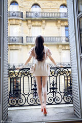 组图：吴佩慈巴黎街拍 粉色系早春裙装清爽