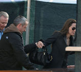 高清图：茱莉威尼斯享受家庭日 其父同行关系和解