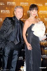 组图：霍震霆出席周年舞会 霍启刚等人陪伴身边