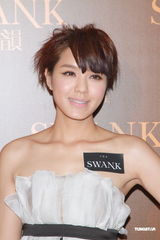 组图：熊黛林露背长裙性感亮相 生日获赠爱犬