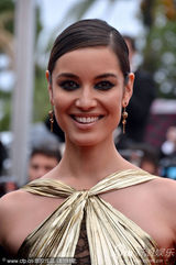 组图：贝纳尼丝吊带裙显波涛汹涌