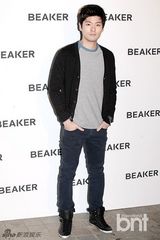 组图：尹胜雅任瑟雍携爱犬出席宠物店开业庆典