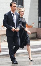 组图：马修麦康纳携手斯嘉丽 演绎老马丁广告片