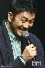 组图：韩星金英浩举办首张专辑发布会一展歌喉