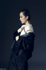 组图：海清暗色系御姐封面 眼神忧郁神秘气质