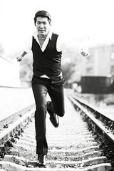 组图：黄少祺随性压铁路展质感型男风采