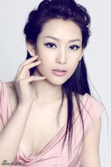 幻灯图：徐黛妮代言秀窈窕身姿 展现无暇肌肤