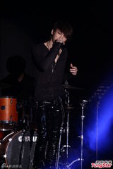 组图：金在中巡演台湾收官 宽肩窄腰细长腿