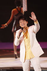 高清图：滚石30最终场周华健领军大唱《快乐天堂》