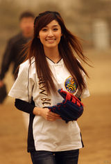 幻灯：田中千绘不畏沙尘 为首届全民棒垒联盟开球