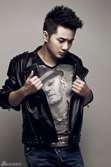 组图：余少群写真突破形象 浓眉白面变型男