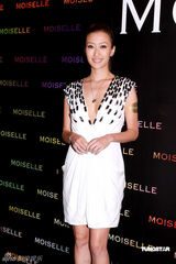 高清图：时装展谢婷婷深V礼服 杨恭如白裙示人