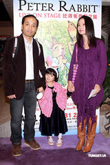 幻灯图：范姜携女看音乐剧 张达明赞狄娜是奇女子  