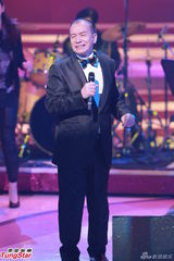 组图：《欢乐满东华2012》落幕 那英西装助阵