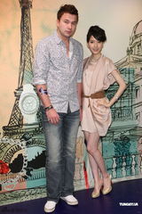 组图：陈匡怡携手黄志玮展现法式浪漫