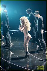 组图：LadyGaGa快速变装 方块头贝壳装露臀抢镜