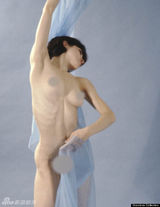 组图：麦当娜18岁裸照曝光 三点全露摆女神造型