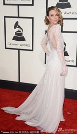 组图：女主持Keltie Knight白色拖地裙抢镜