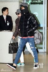 组图：李钟硕泰国返韩 大口罩遮面造型搞笑