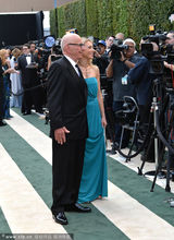 组图：82岁默多克亮相名利场晚宴 金发女郎相伴