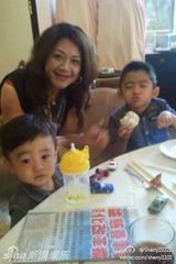 组图：张柏芝携子会亲友 lucas调皮小Q听话