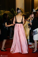 群星闪耀嫣然基金晚宴 王菲旗袍装与李亚鹏恩爱