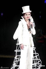 组图：杨千嬅个唱悲喜交加 老公与陈奕迅等好友捧场